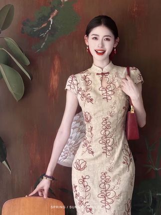 风化正茂,当然要落落大方#改良旗袍穿搭 #旗袍 #气质女神 #这也太好看了 #古典美