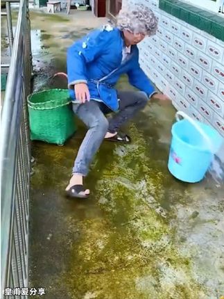 院子里的青苔用扫把清洗不干净的,就用这个不锈钢长柄钢丝地板刷#钢丝地板刷#长柄地板刷#好工具一起分享#实用好物 #清洁刷
