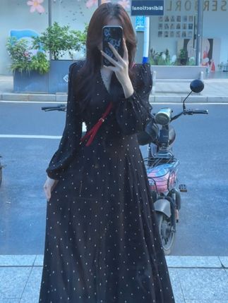 人与人之间是一场仓促的骤雨 直到很久以后还是划在玻璃上的雨痕#早秋穿搭 #慵懒风 #法式复古 #显瘦穿搭