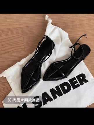 #抖加小助手 【葡萄妈同款】气质坡跟尖头个性高跟鞋一字细带露趾搭扣凉鞋女夏季#尖头凉鞋#时尚好看又百搭#系带露指头#精致女人穿搭。夏天想要一双既能上班又能约会的高跟鞋,那就选它吧!它是坡跟尖头的设计,上脚很舒服,走路也不会累脚,而且特别百搭,不管是裙子还是裤子都能配得上它。最重要的是,它是气质女神必备的高跟鞋,穿上后显得腿又长又直,真的是太美了,喜欢的姐妹们赶紧下单吧!