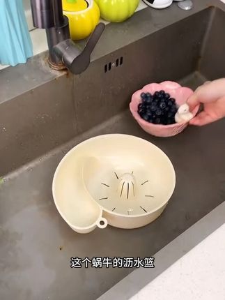 有了它,以后洗水果可就太方便了,自动洗干净还能自动沥水,最重要的是还可以当果盘使用, 好看又实用,还在等什么啊#沥水篮 #懒人神器 #可爱沥水篮 #生活日用小神器