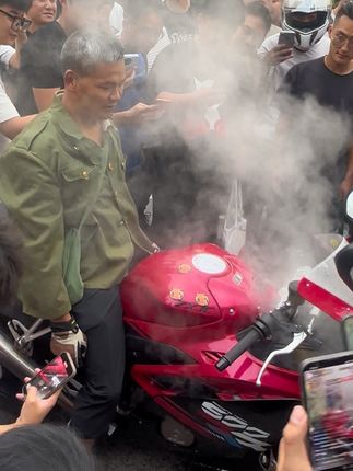张雪摩托爆缸#2025重庆摩博会#机车爱好者 #爆缸 @张雪机车 @张雪的机车