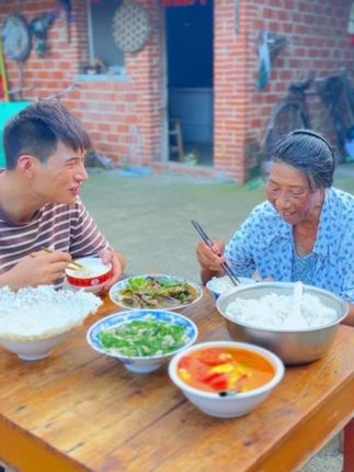 (百善孝为先)幸福有很多种给奶奶做饭吃也是一种,你陪我小我陪你到老,还不完的情 ,报不了的恩。#农村柴火饭 #农村生活 #我的乡村生活 #关爱老人 #新农人计划2025