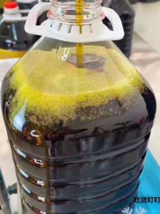 家人朋友们贵州的菜籽油来活动了,采用物理压榨,每一滴都是原汁原味,喜欢的朋友拍一单回去试试#家乡的菜籽油 #我的乡村生活 #优质农产品