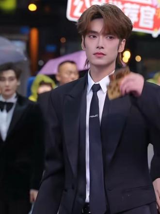 @吴治岗 @龙浩天🐲 (4.10中午12点生日庆) #最帅男团上线 #令人心跳的舞台 #太帅了