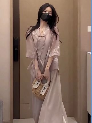 #高级感穿搭 #时尚气质穿搭 #超出片的度假风穿搭 #不潮不出街 #这条裙子有灵魂