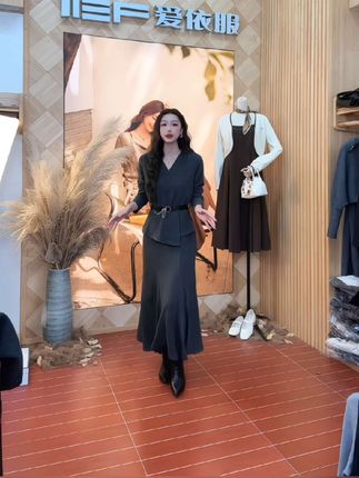 爱依服秋冬通勤风法式时尚套装裙子针织长袖时尚黑色不规则百褶#秋冬新款 #时尚穿搭 #气质套裙 #显瘦显高显气质 #高级感穿搭