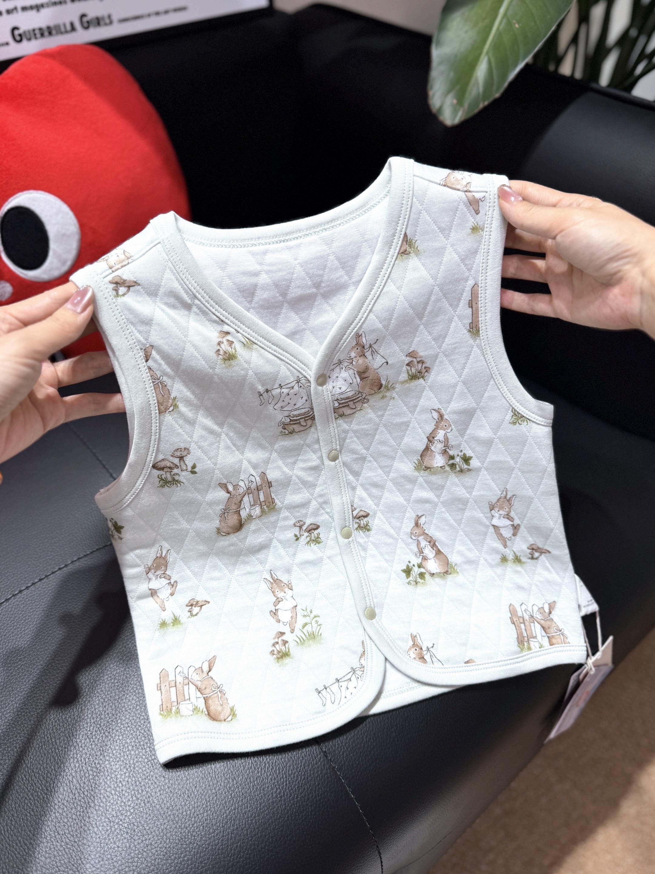 #ibaby 动态恒温马甲来活动了!这价真的超值!降温了!给孩子套个保暖小马甲正合适!Outlast动态恒温面料,宝宝穿上又轻又软又暖和,就不担心肚子空空的进风了!它是这种菱形格定位压线的,机洗手洗都不跑棉,细节做工都超棒的! #宝宝马甲 #儿童马甲 #ibaby恒温马甲#高品质童装