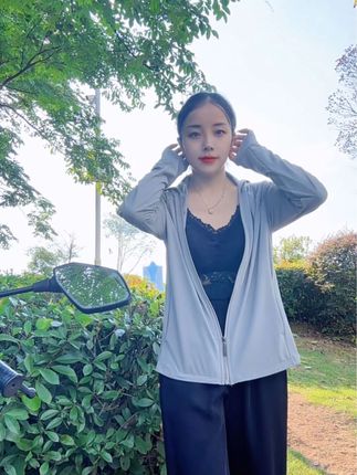 这么热的天,怎么能少得了这冰丝防晒外套,五合一的设计,有了它面罩,防晒帽,防晒袖套什么的都省了,穿上凉凉的还舒服,可拆卸帽檐,早晚出门还能当外套挺方便的,直接单穿了很好看又舒服#高温天气#防方晒衣#出门必备#冰丝防晒衣