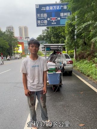 读不了万卷书 那就行万里路 hello大家好 我是张子欣 一人一车四条小狗 徒步西藏拉萨第四天 从广东佛山出发 全程3700多公里 没有任何助力 太阳能发电 全程外面露营 自己做饭 现在来到了肇庆鼎湖万达广场 下一站端州 加油开干 #记录徒步户外旅行 #一人一车四条小狗 #此生必驾318