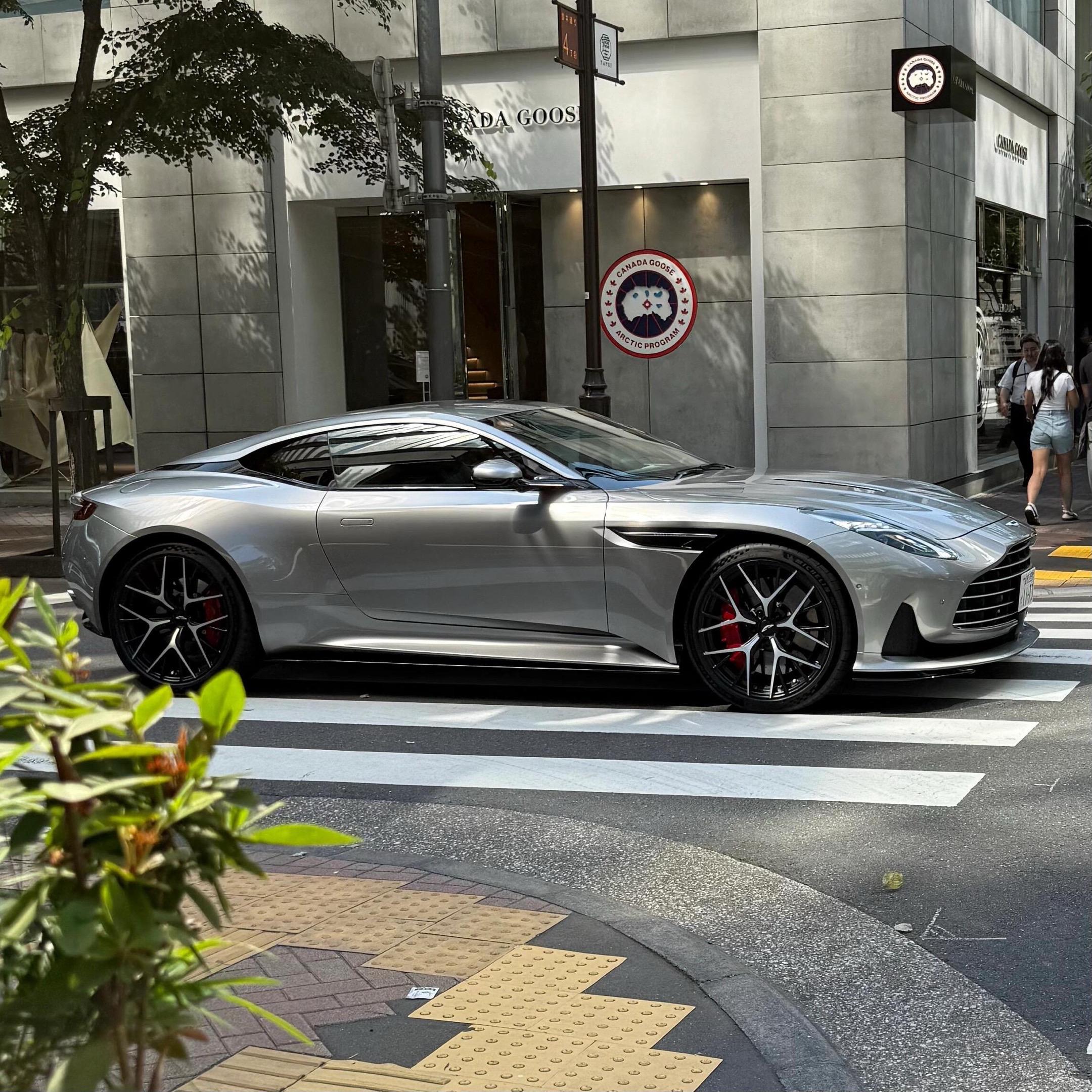 AstonMartin DB12。“英伦绅士”#astonmartin #阿斯顿马丁 #阿斯顿马丁db12