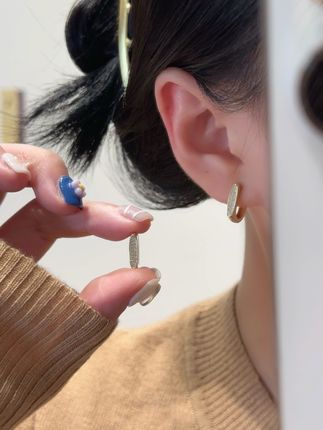 质感满满的素圈满钻耳扣,戴上就很喜欢#饰品分享 #时尚饰品 #耳饰搭配 #首饰分享 #耳饰控