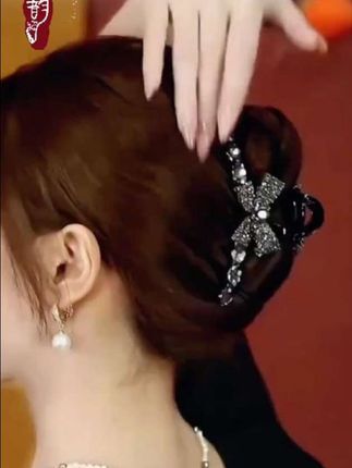 #头饰发饰 ,爱美的姐妹,没有人能够拒绝这款满钻的蝴蝶结抓夹,它抓你打狂甩不掉,高级百搭,洋气减龄,戴上它秒变背影杀手,真是太好看了#发型 #抓夹 #超便宜超划算 #洋气减龄