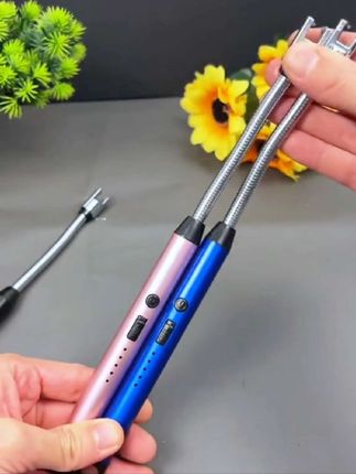 以后生活煮饭再也不用害怕了。现在都在用这种脉冲点火器,加长的点火头可随意弯曲,不用加油也不用加气,充电就能使用,还可以用它点烟、煤气灶、点炮都非常方便。#点火器#脉冲点火器#便携式点火器#厨房好帮手#好物分享