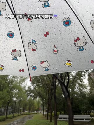 今天的幸福是收到了Kitty雨伞☔️ 从此下雨天也变得可爱啦#hellokitty #雨伞#少女心爆棚 #下雨天 #雨天拍照