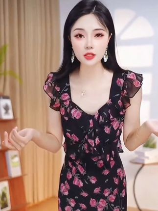 #碎花连衣裙 #小飞袖连衣裙 #气质穿搭 玫瑰碎花连衣裙女v领小飞袖高级感雪纺长款裙 #高级感穿搭 #连衣裙