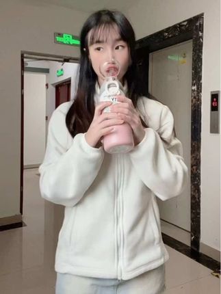 #小村庄 #甜系女孩 小茶日记保温杯,它采用316不锈钢材质,搭配双层真空技术,保温效果可达12小时以上,让你在寒冷冬日随时都能喝到温暖的热水#再也不怕冷了