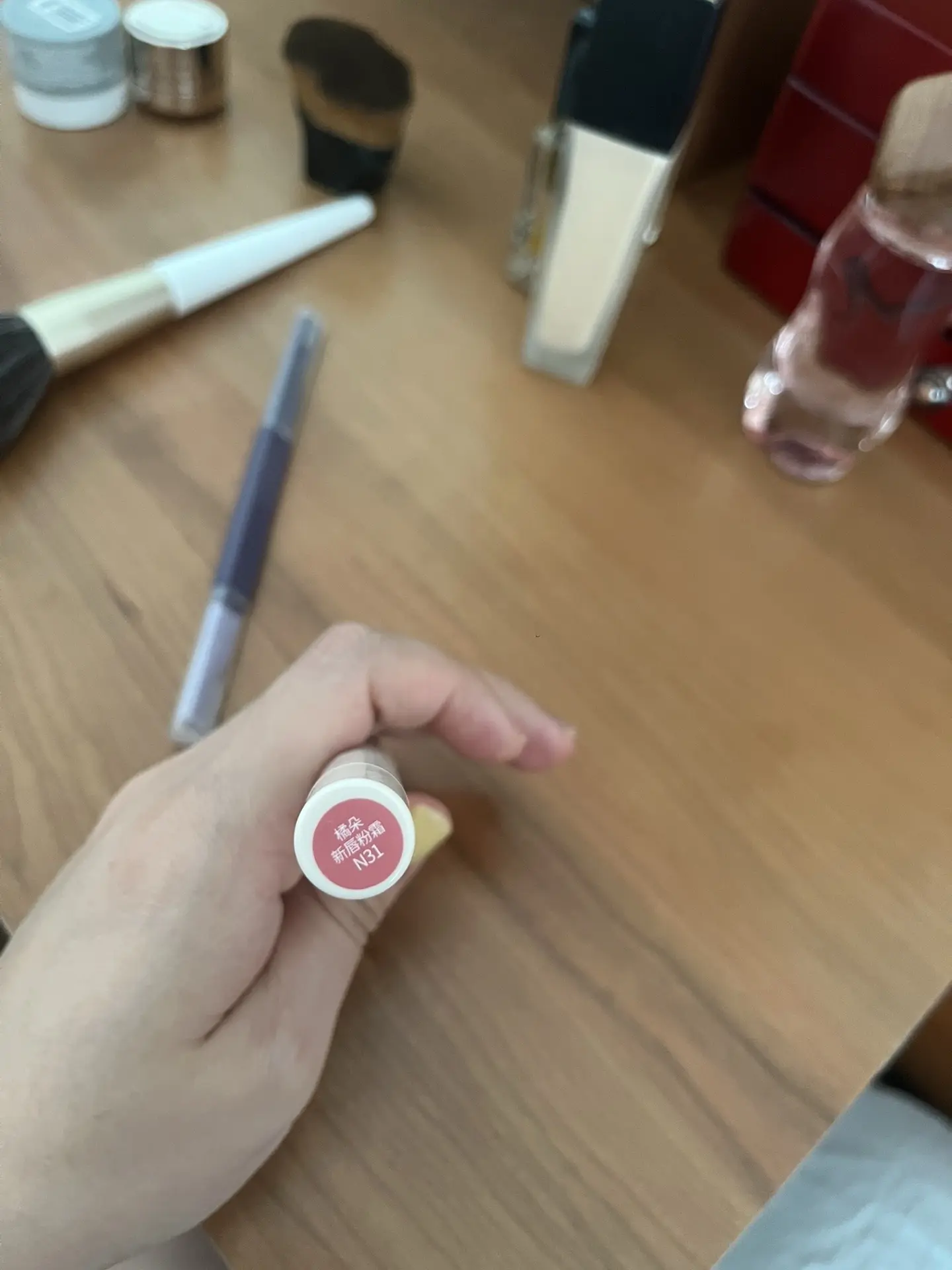有没有姐妹和我一样啊?用橘朵的口红之后,嘴唇起了好多接触性皮 - 抖音