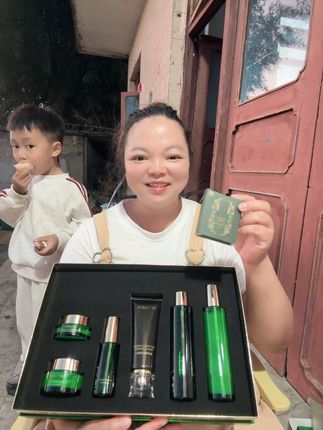 护肤套盒六件套活动还在进行中,#孕期#种草好物 #护肤套盒 #好皮肤养出来 #抚纹紧致 补水