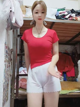 红衣翩跹,白裤轻扬,正如李白所言:“云想衣裳花想容”。@DOU+小助手 #时尚穿搭 #简约之美
