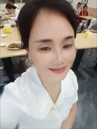 活着,没有人不难,咱普通人,都是起早贪黑,一干就一天,都在忙忙碌碌,一忙就是一年。为了肩上的责任,为了背后的家人,不知吞下了多少委屈😣,不知攻克了多少难关,不知经历了多少折磨。赚钱难,难也得努力赚,养家难,难也必须承担。再累,也更咬牙坚持,再苦,都要忍下心酸。经历摸爬滚打,才能成长,经历千锺百炼,才能蜕变。咱没有退路,必须往前走,把日子过好,让家人幸福,一辈子就值得……#感恩面馆琴姐#独立女性该有的样子