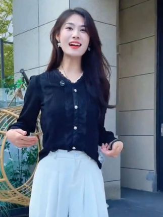 2025秋季新款打底衫蕾丝显瘦洋气百搭v领t恤气质长袖女大码上衣。 #创意灵感 #面料柔软舒适 #女装穿搭 #女打底衫不易起球 #春秋穿搭 @抖音小助手 @DOU+小助手