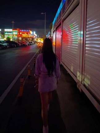 痛啊 怎么会不痛呢,像刀子捅进心脏,像生了一场大病要了我半条命。我从来都不好,我是一个嘴硬说反话转身就掉眼泪的女孩。我黏人,小心眼,占有欲强,极度缺乏安全感,还是一个随时都不开心的女人,我改不掉一生气就不说话,一委屈就掉眼泪,一难过就不吃饭的毛病。永远都是先惩罚自己,想我这样多愁善感情绪化的人,能够留在我身边陪我到最后一定是世界上最好的人,我什么苦都能吃,唯独吃不了委屈的苦,说话的态度一个动作伤到我,我就会沉默,也许一辈子的改不了#小云儿