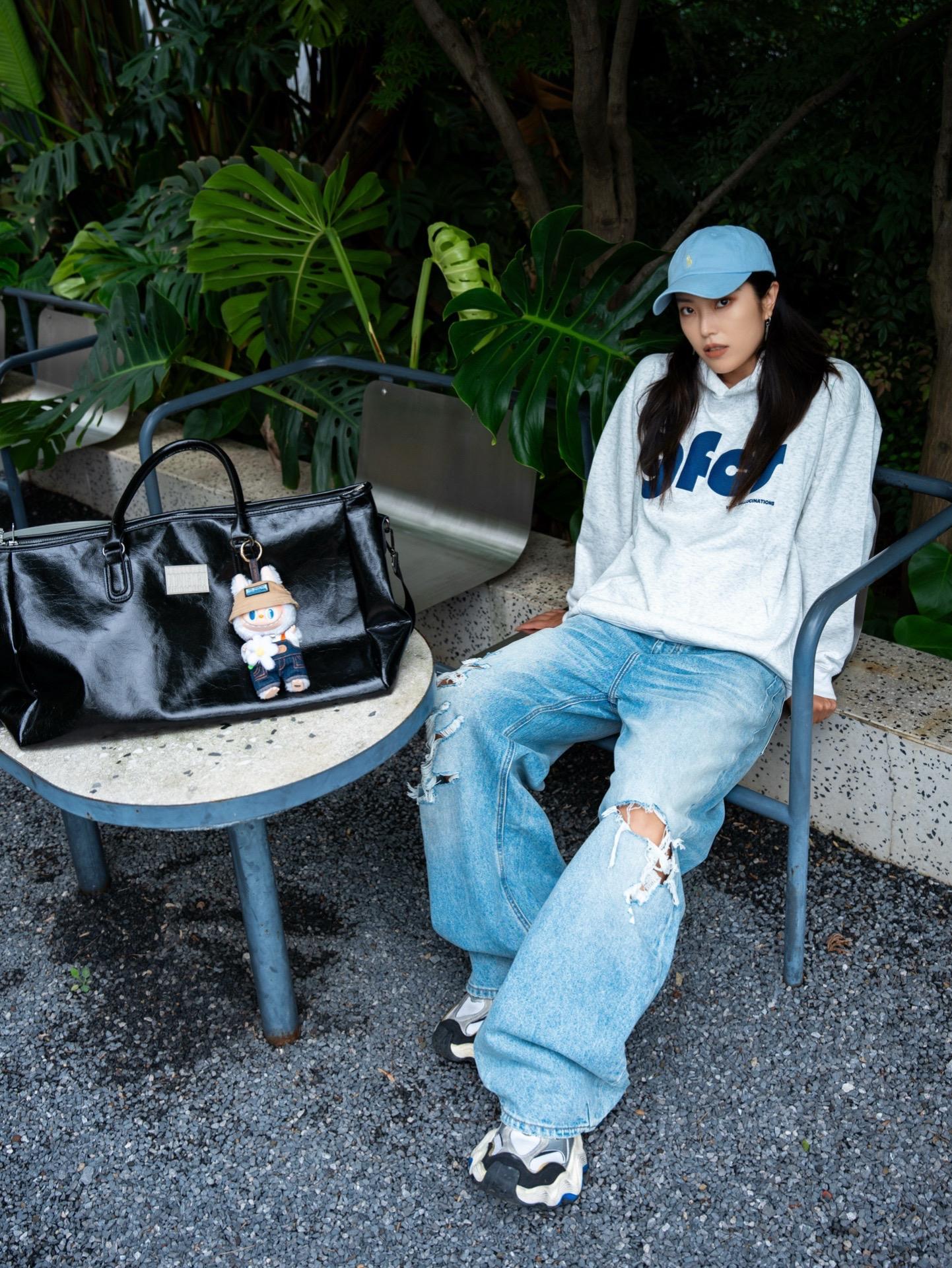 特种兵出游都把B2焊在身上!Check Da Boyz&Girls ChillHighStyle📸 本期我们选取 黑袋系列 B2旅行袋为Chiller们呈现实用搭配展示. - You are what you wear - Your clothing represents who you are and what you believe in - You are CHILLHIGH - #chillhigh #旅行包 #旅行包大容量 #健身包 #旅行包包推荐