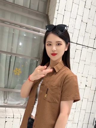 天气都30+了,还在为穿搭发愁吗?这款男士短袖衬衫不仅舒适透气,更能轻松搭配出时髦感,无论日常通勤还是休闲聚会,都能让你成为焦点。 #衬衫短袖 #夏季穿搭 #短袖 #男装