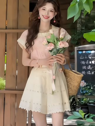 #轻松get夏日淡人穿搭 宝子们~这套波西米亚风两件套,上身也太温柔了吧~复古撞色短袖自带松弛感,高腰阔腿短裤一搭,大长腿直接拿捏 。面料轻薄透气,像把夏日微风穿在身上~轻松成为人群里的清新亮色,谁穿谁好看,快来get同款夏日松弛感~@抖加🔥上热门🔥dou+🔥热点宝