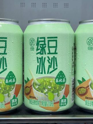 绝了这真的好喝到离谱,就是这个乐比乐绿豆冰沙,就这样一瓶,外面没有五六块你真的拿不下,现在到手8瓶才这个价,妥妥的地板价呀!精选优质绿豆,匠心慢熬,开盖就闻到扑鼻而来的绿豆清香,细腻绵软,真的好清爽好适合夏天,没喝过的真心推荐试一下。 #绿豆爽#绿豆冰沙#夏天喝什么#乐比乐绿豆冰沙#绿豆沙