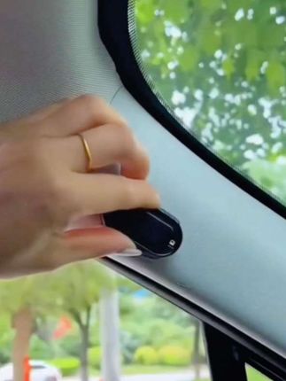 经常在户外停车,可以放置这个警示灯,以防不法之徒损坏车辆#汽车好物 #警示灯 #太阳能防贼灯