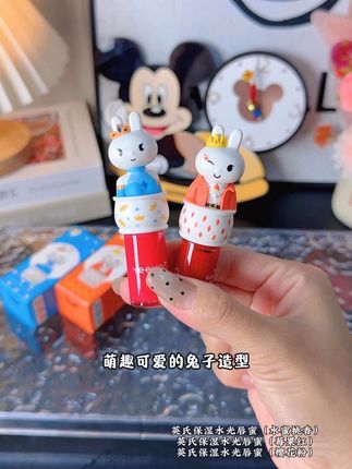 火遍儿童圈,这个#英氏 唇蜜也太可爱了,妈妈女儿一起用,涂上嘴巴嫩嘟嘟的,不用担心女儿霍霍口紅#英氏唇蜜 #英氏#唇蜜