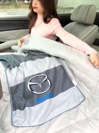 抱枕打开就是被子,既能盖又能枕,开车还能当腰靠,收起来也不占地方,太实用了