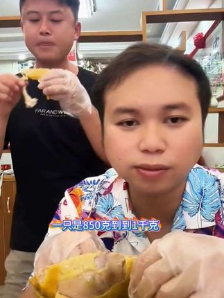 嗯,好香啊~这客家老鸡啊,真的让我很回味,每只都是独立包装的,而且都是现做现发的。 吃的时候只要简单加热一下就可以了,看看这金黄色的脆皮,闻着都流口水#美食 #太香了 #解馋 #大口吃肉的感觉真好