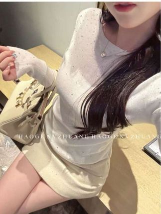 这件衣服真的是太美了!浩哥家的新品针织衫,这个叫漫天银河,它是满天繁星点点的感觉,整个星空浪漫又有氛围感。而且这件衣服是那种非常显瘦又遮肉的版型,微胖的女生穿上它完全看不出!面料也是特别柔软亲肤,喜欢的话赶紧点击下方小黄车购买吧!#每日分享 #甜美穿搭 #