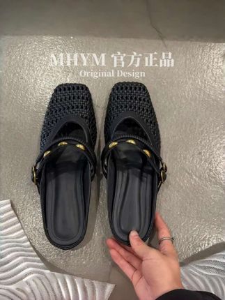 #哎呦喂你鞋真好看 宝子冲!羊皮版黑色包头凉鞋,手工编织镂空,透气又精致。金属方头半拖设计,超百搭,夏日出街必备~#黑色编织凉鞋 #镂空编织半拖鞋 #百搭女鞋#好穿又好搭 @巨量千川