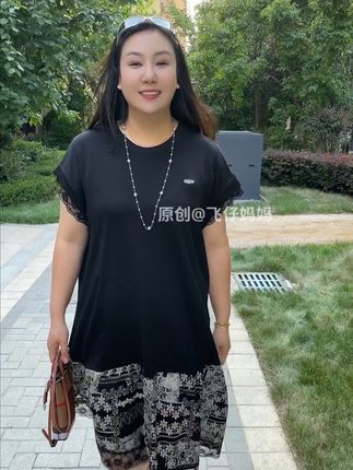 夏天就要穿这种漂亮的小裙子,这条连衣裙真的是太美了,它采用了撞色的设计,搭配上精美的蕾丝拼接,让你瞬间化身成为美丽的仙女。#连衣裙