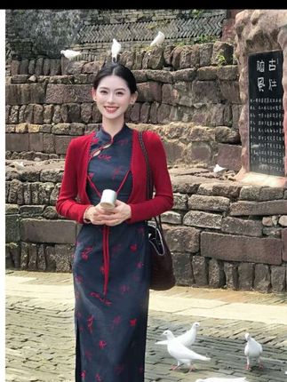 #旗袍连衣裙 #旗袍 姐妹们,这件旗袍真的太绝了!它上身就是一种古典美人的感觉,穿上它你就是那个江南水乡书香世家的大小姐。它的整个版型做的特别好,而且面料也很好,摸起来很舒服,穿上#旗袍裙 去以后整个人的气质都不一样了,真的#自拍自乐 是爱惨了这种新中式的旗袍裙,强烈推荐给大家!#中式旗袍