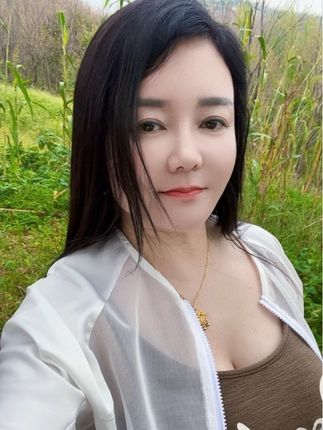 抬头要挺胸,走路要带风,步子要稳,眼神要狠,你可以不去扎人,但是你身上必须带刺,做个又拽,又傲,又霸气的女人,嘴要甜,心要狠,该留留该滚滚…#80后老阿姨 #刷到就是缘 #等一个对的人