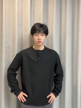 回复 @多喝椰子水的评论 身材不好的哥们可以试试这件华夫格亨利衫,穿上就很显壮显气质!瘦子显肩宽,胖子遮肚子显瘦!薄款刚好适合初秋单穿,这个价格值得一试!#长袖t恤 #穿衣显瘦 #打底衫 #秋季穿搭 #ootd穿搭