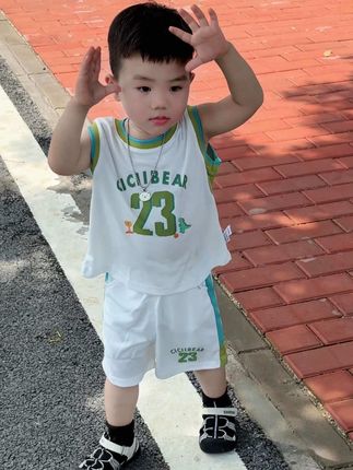 已经能想象你以后和爸爸打篮球的场景了🏀#萌娃穿搭 #男宝穿搭 #潮童穿搭 #骗你生儿子 #儿童速干球衣