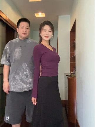 看他每次在KTV跳的挺欢的,今天免费让他陪我扭一段,你们瞧站着跟木头一样,咋着?意思是家花没有野花香了