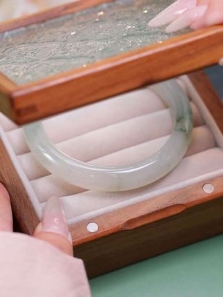 老凤祥天山翠玉镯,生日礼物送这个 戴上才好看#老凤祥珠宝 #天山翠玉镯子 #送老婆礼物 #生日礼物送老婆 #纪念日礼物送老婆