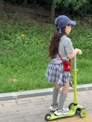我很骄傲 我的小花被我养得很好 如果陪伴有痕迹 那一定藏在你长大的一点一滴里 不着急你可以慢慢长大 慢慢懂事 慢慢越来越 好 而我永远爱你~ #我的女孩👧🏻 #骗你生女儿 #夏季穿搭 #暑期穿搭