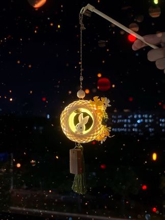 中秋亲手给我的女孩做一站玉兔灯笼,只愿我的女孩平安喜乐,事事顺遂#中秋灯笼#仪式感