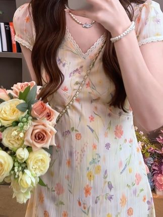 茶歇时尚碎花V领连衣裙女2025夏季新款绑带收腰显瘦长款裙子9005#夏季穿搭 #初夏的味道 #显高显瘦 #爱了爱了 #法式仙女裙来了