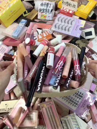 来咯来咯！快！超多各种化妆品应有尽有～ 早上7.30开始，这里各种美妆都有。快来 直接拿走！#平价彩妆 #粉底液 #唇釉 #假睫毛 #眼影盘
