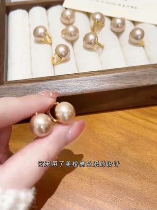 谁还没有一对百搭显气质的珠珠耳扣啊!不挑脸型不挑人谁戴谁好看!#美出高级感穿搭 #适合方圆脸戴的耳环 #精致松弛感出行穿搭公式 #耳饰