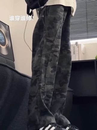 家人们这条迷彩裤真的是谁穿谁帅啊!它是这种宽松直筒版型的,上身遮肉又显瘦,而且还是这种重工水洗的,就很有质感。它的口袋也是做了加深处理的,平时放个手机钥匙啥的都很方便,出门装个零钱都够用。喜欢这种迷彩元素的家人们赶紧冲吧!#美式复古穿搭 #迷彩青春 #迷彩工装裤男 #酷帅穿搭 @DOU+上热门